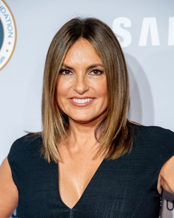 Blunt Dark Brown Lob With Blonde Highlights Blunt Dark Brown Lob With Blonde Highlights — Classy Highlights on Dark Brown