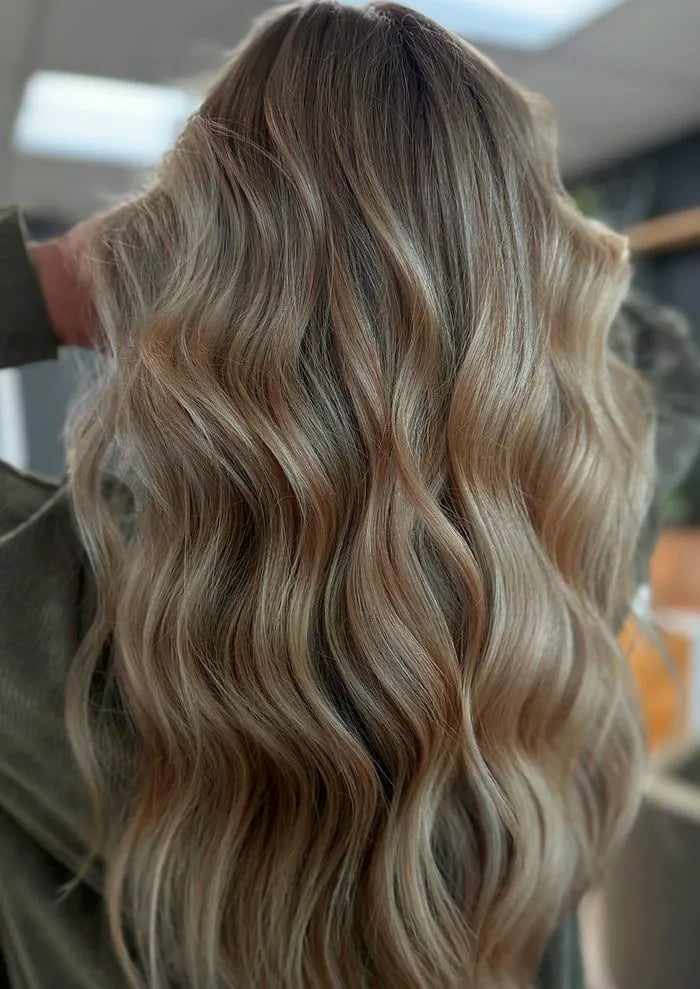 Collarbone Honey Blonde Balayage With No Bangs Collarbone Honey Blonde Balayage With No Bangs — Classy Honey Blonde