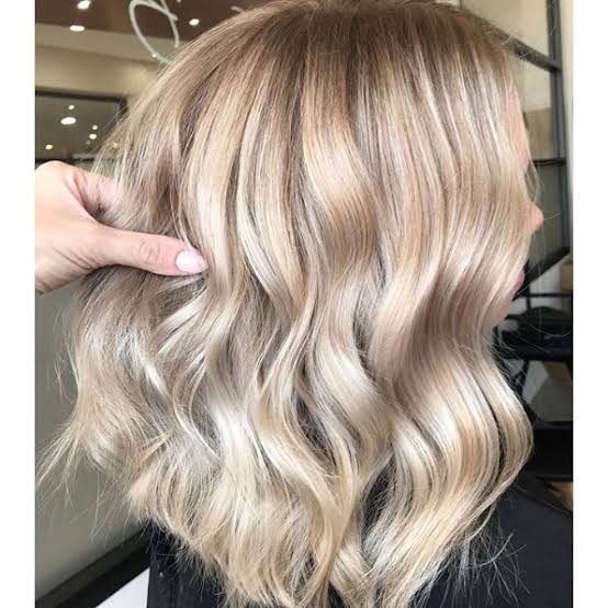 Collarbone Ash Blonde Wavy Bob Collarbone Ash Blonde Wavy Bob — Classy Honey Blonde