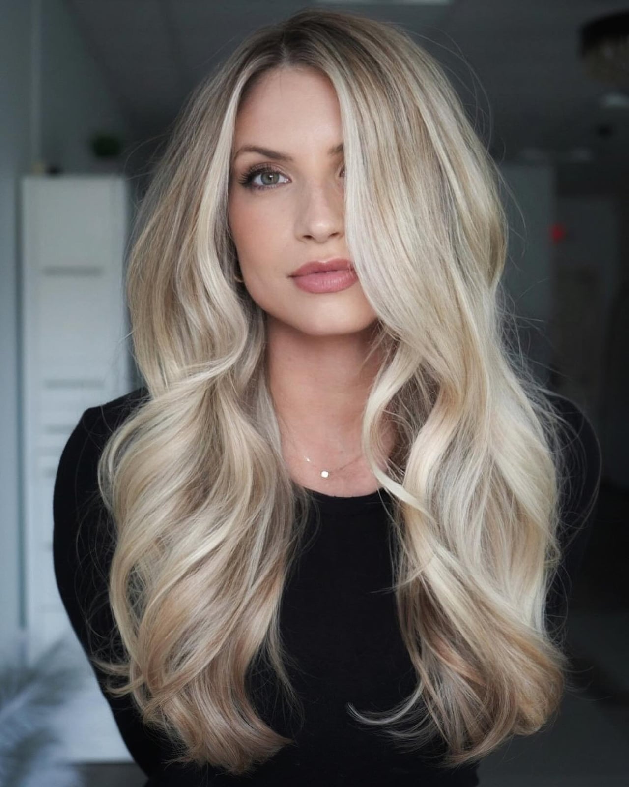 Collarbone Length Honey Blonde With Curtain Bangs — Classy Honey Blonde Highlights