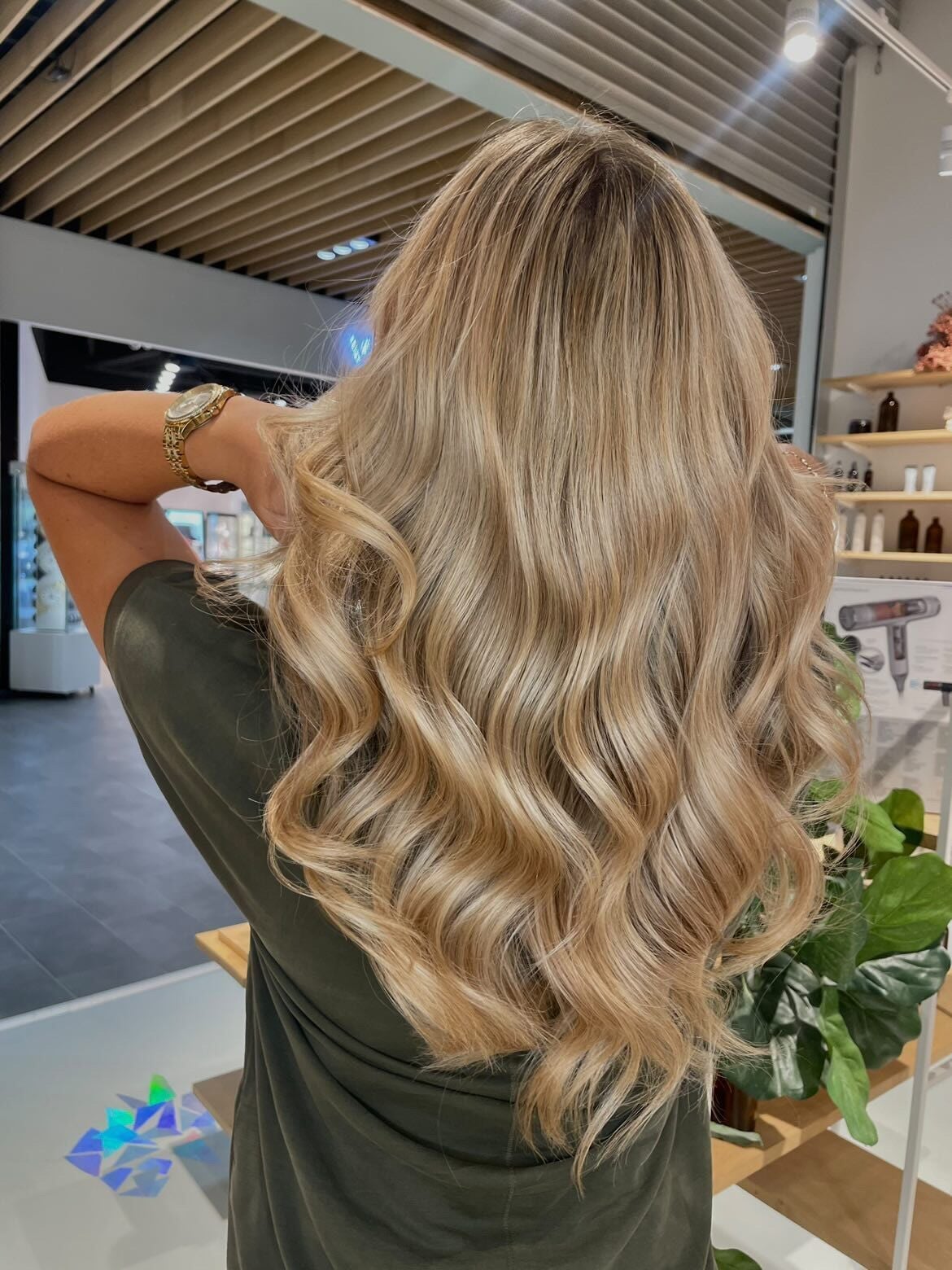Voluminous Mid-Back Waves Honey Blonde — Classy Honey Blonde Highlights