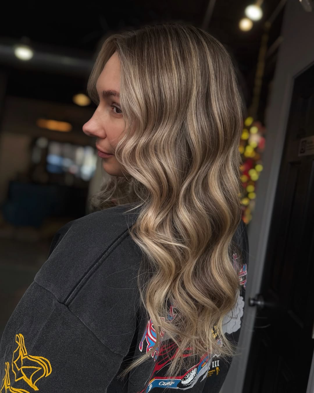 Mid-Back Blend Of Warm Tones With Highlights — Classy Honey Blonde Highlights