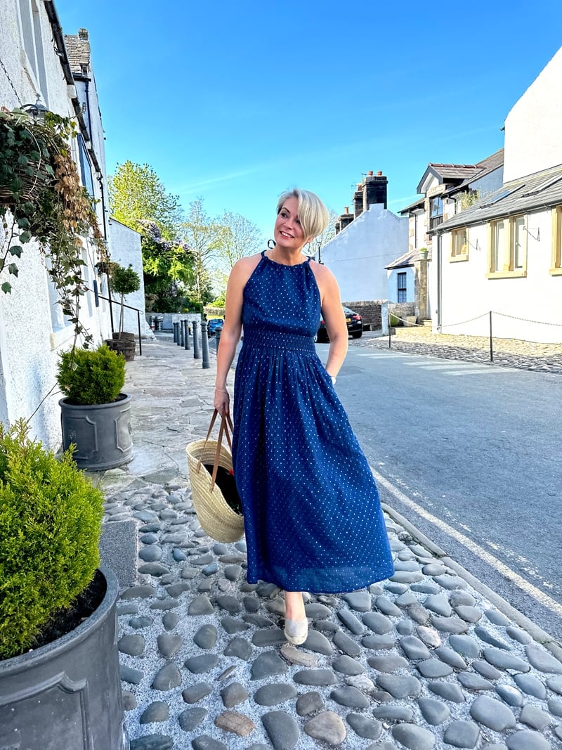 Blue Polka Dot Maxi Dress for Daytime Blue Polka Dot Maxi Dress for Daytime — Classy Hot Weather Outfits