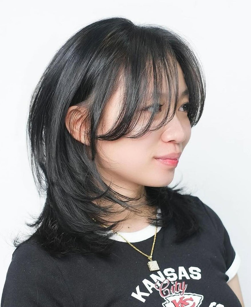 Black T-Shirt With Layered Haircut And Simple Necklace Black T-Shirt With Layered Haircut And Simple Necklace — Classy Hush Cut