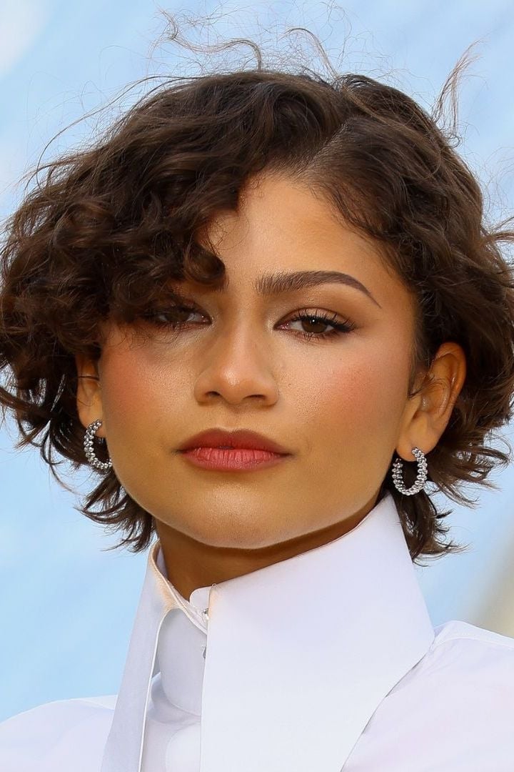 Short Wavy Bob With Curtain Bangs Short Wavy Bob With Curtain Bangs — Classy Inverted Bob