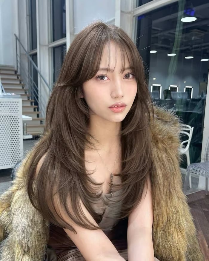 Mid-Back Loose Waves With Face-Framing Layers Mid-Back Loose Waves With Face-Framing Layers — Classy Japan Hairstyles