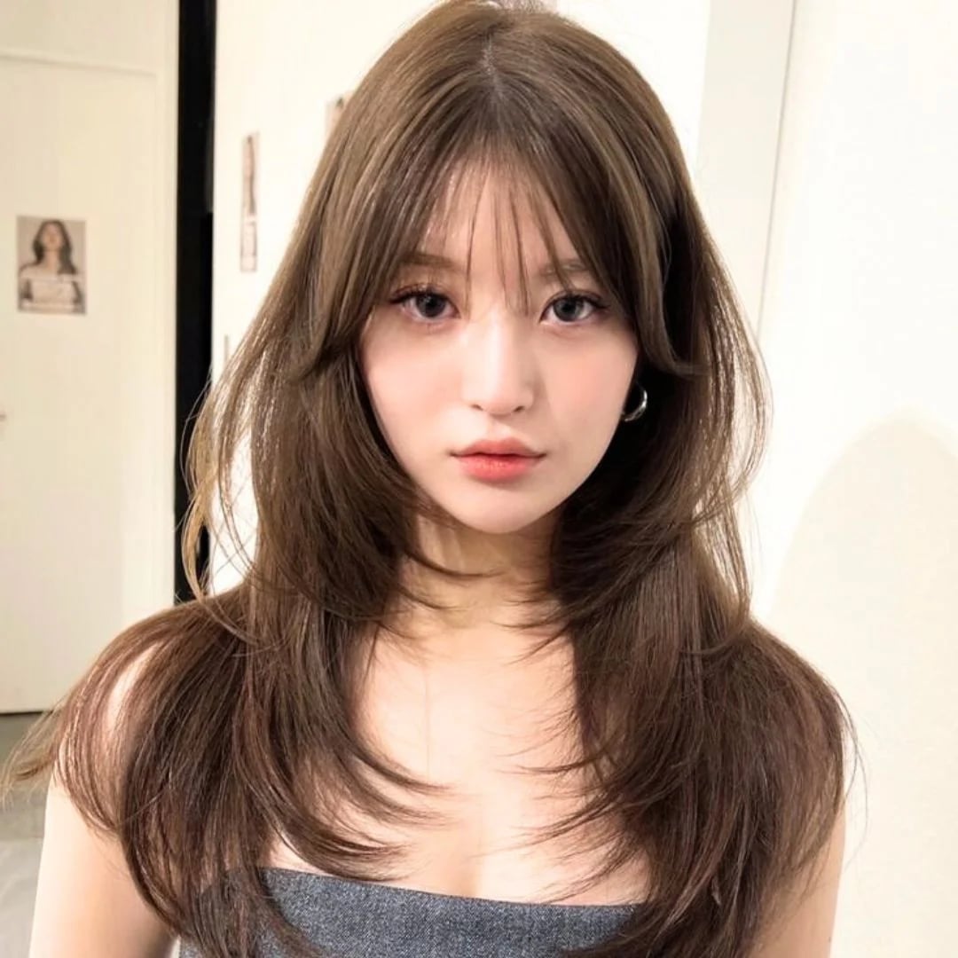 Medium Brown Wavy Lob With Curtain Bangs Medium Brown Wavy Lob With Curtain Bangs — Classy Japanese Hairstyles