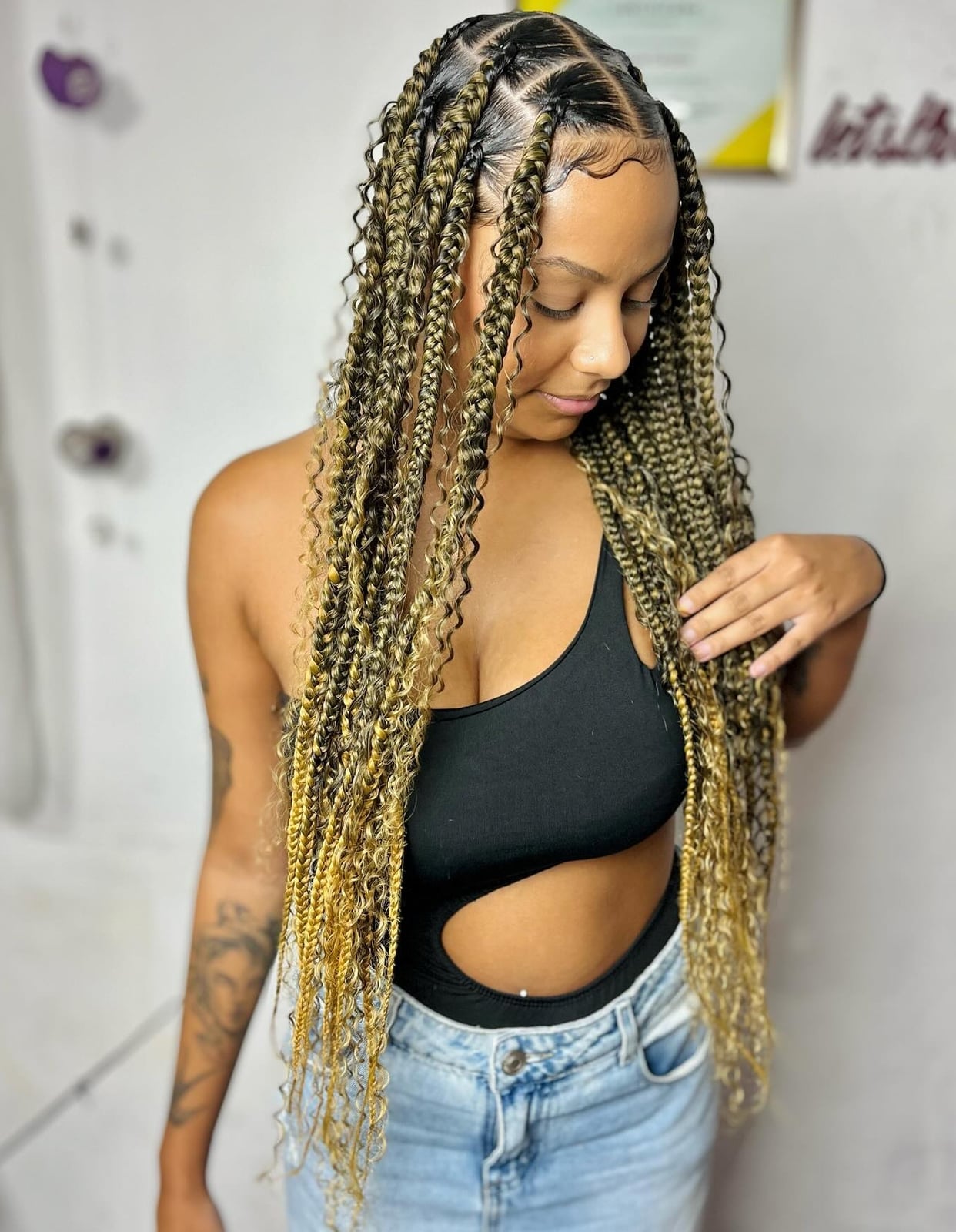 Mid-Back Black And Blonde Knotless Braids, Close-Up Take Mid-Back Black And Blonde Knotless Braids, Close-Up Take — Classy Knotless Hairstyles