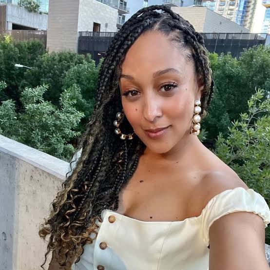 Collarbone Wavy Knotless Braids With Beads, Middle Collarbone Wavy Knotless Braids With Beads, Middle — Classy Knotless Hairstyles