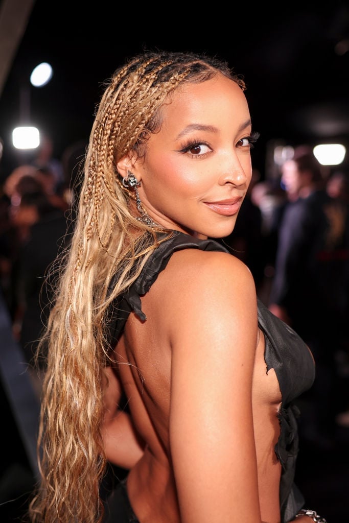 Mid-Back Blonde Knotless Box Braids, Wavy Mid-Back Blonde Knotless Box Braids, Wavy — Classy Knotless Hairstyles