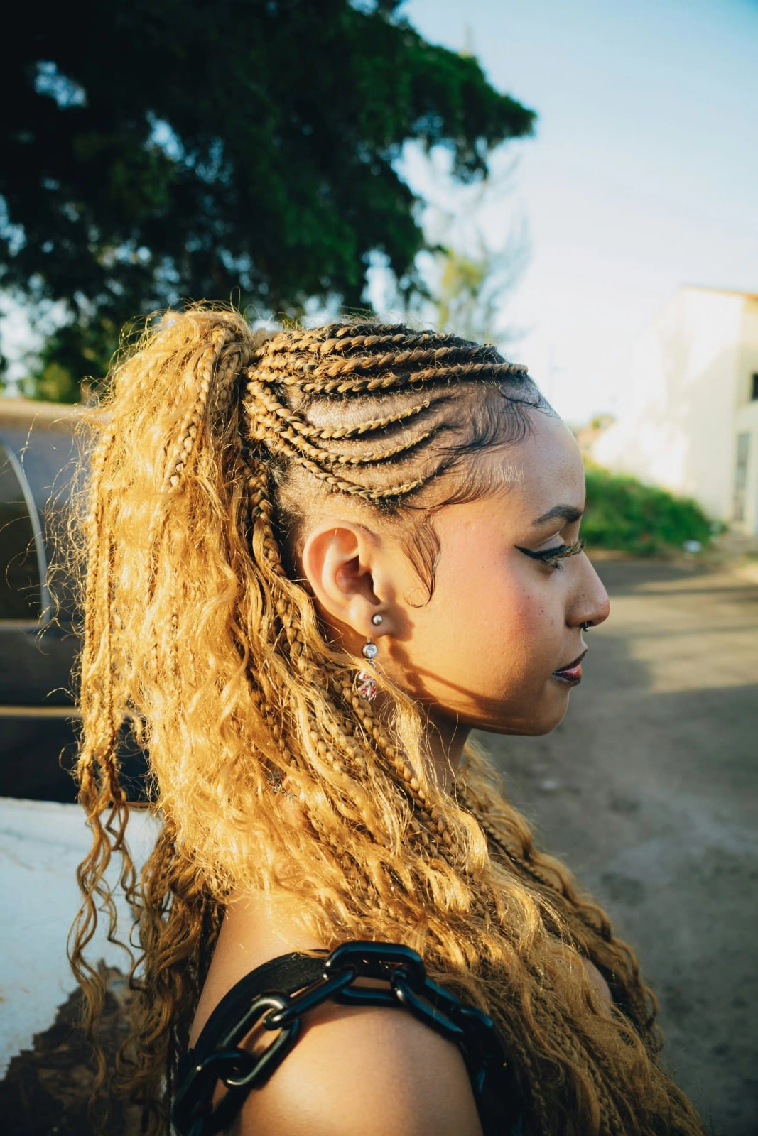 Mid-Back Blonde Knotless Ponytail With Curls Mid-Back Blonde Knotless Ponytail With Curls — Classy Knotless Hairstyles