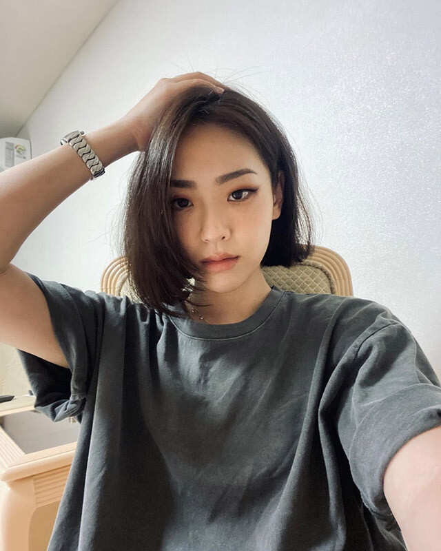 Brown Collarbone Waves With Curtain Bangs — Classy Korean Hair
