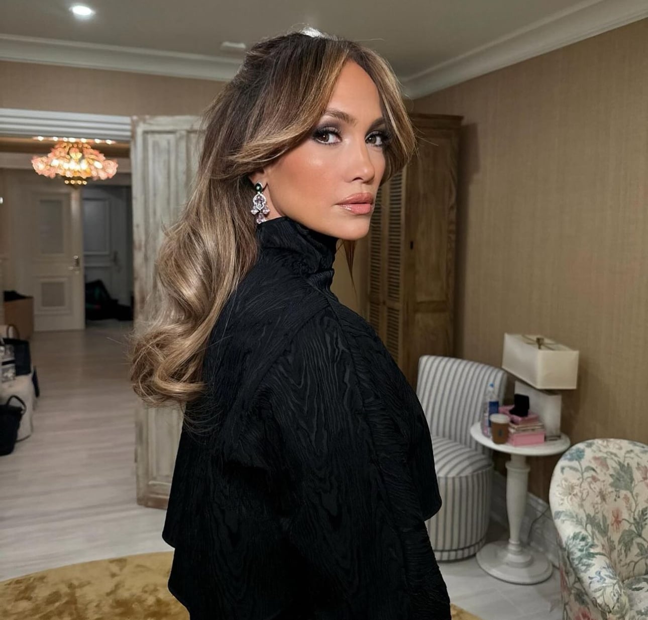 Honey Blonde Balayage Waves With Curtain Bangs — Classy Latina Hairstyles