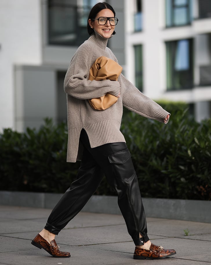Cargo Leather Trousers With Oversized Sweater and Large Tan Clutch Cargo Leather Trousers With Oversized Sweater and Large Tan Clutch — Classy Leather Pants Outfits