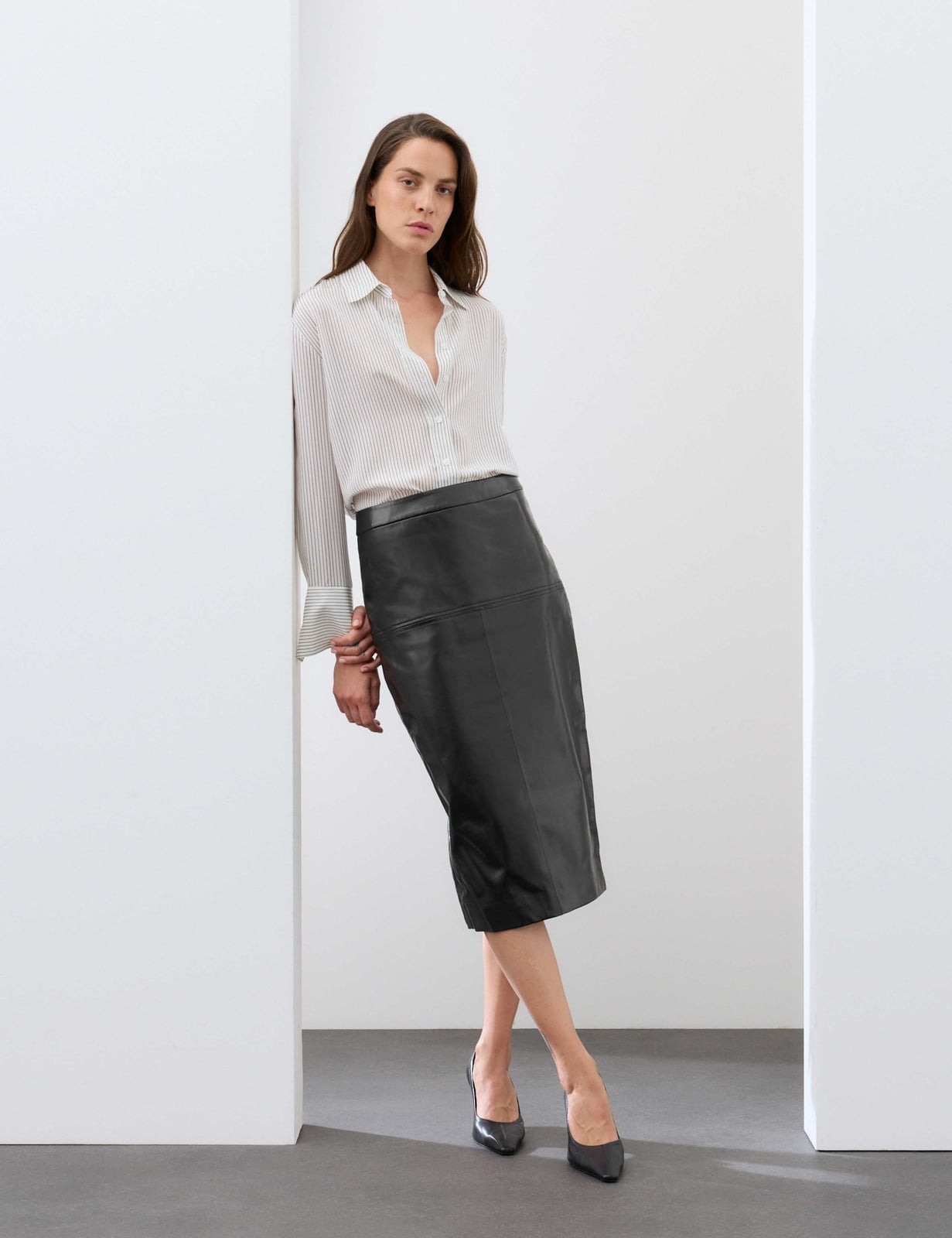High-waisted Black Leather Skirt with a Fitted Top High-waisted Black Leather Skirt with a Fitted Top — Classy Leather Skirt Outfits