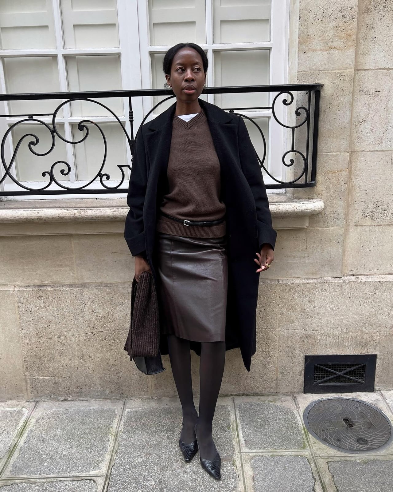 Black Leather Pencil Skirt with a V-Neck Sweater Black Leather Pencil Skirt with a V-Neck Sweater — Classy Leather Skirt Outfits
