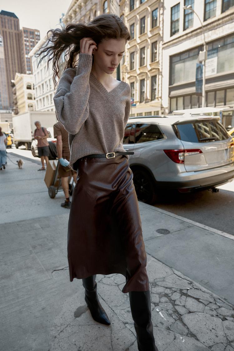 Brown Leather Midi Skirt with a Gray Sweater Brown Leather Midi Skirt with a Gray Sweater — Classy Leather Skirt Outfits