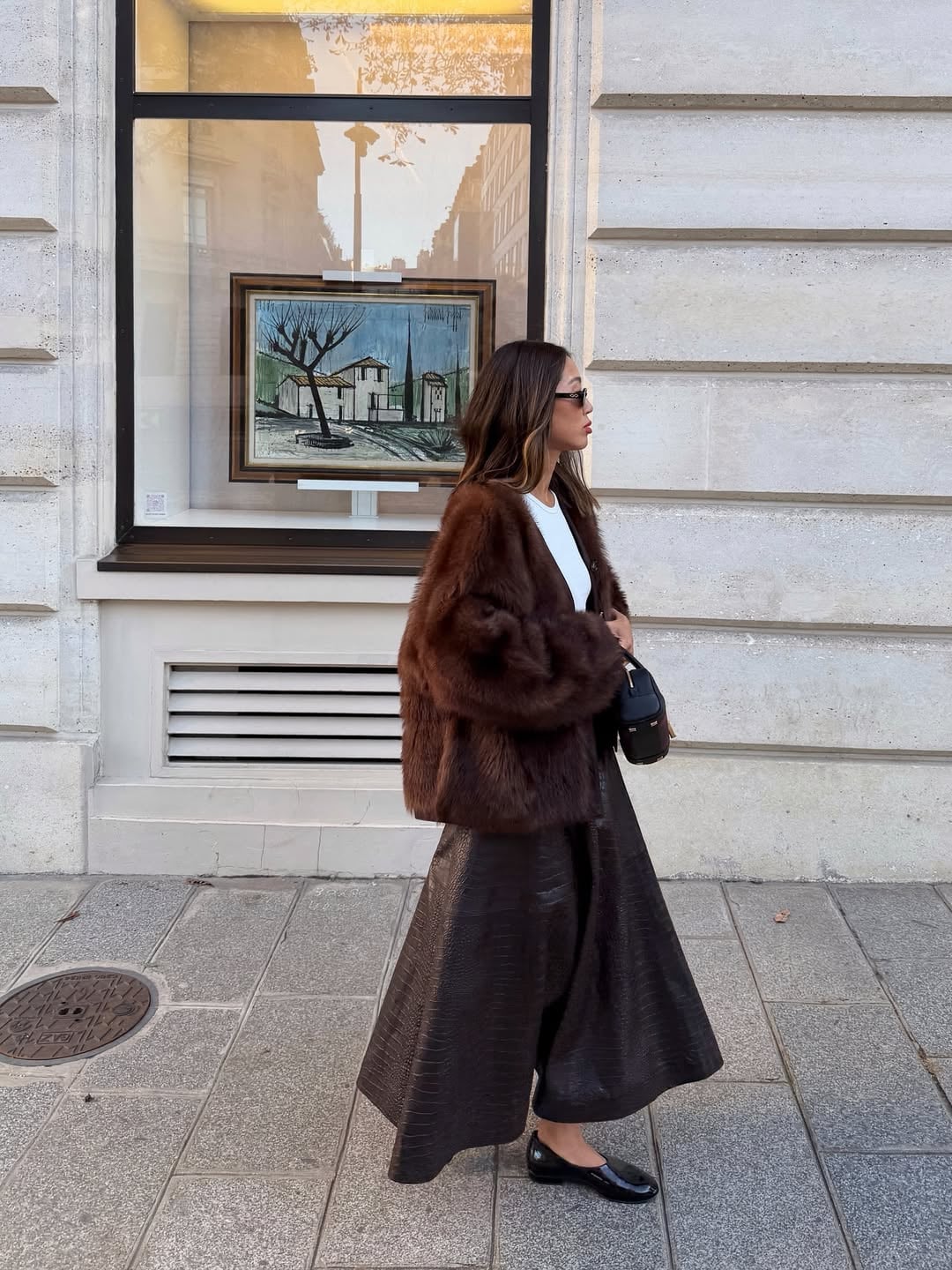 Textured Brown Leather Midi Skirt with a Fur Coat Textured Brown Leather Midi Skirt with a Fur Coat — Classy Leather Skirt Outfits