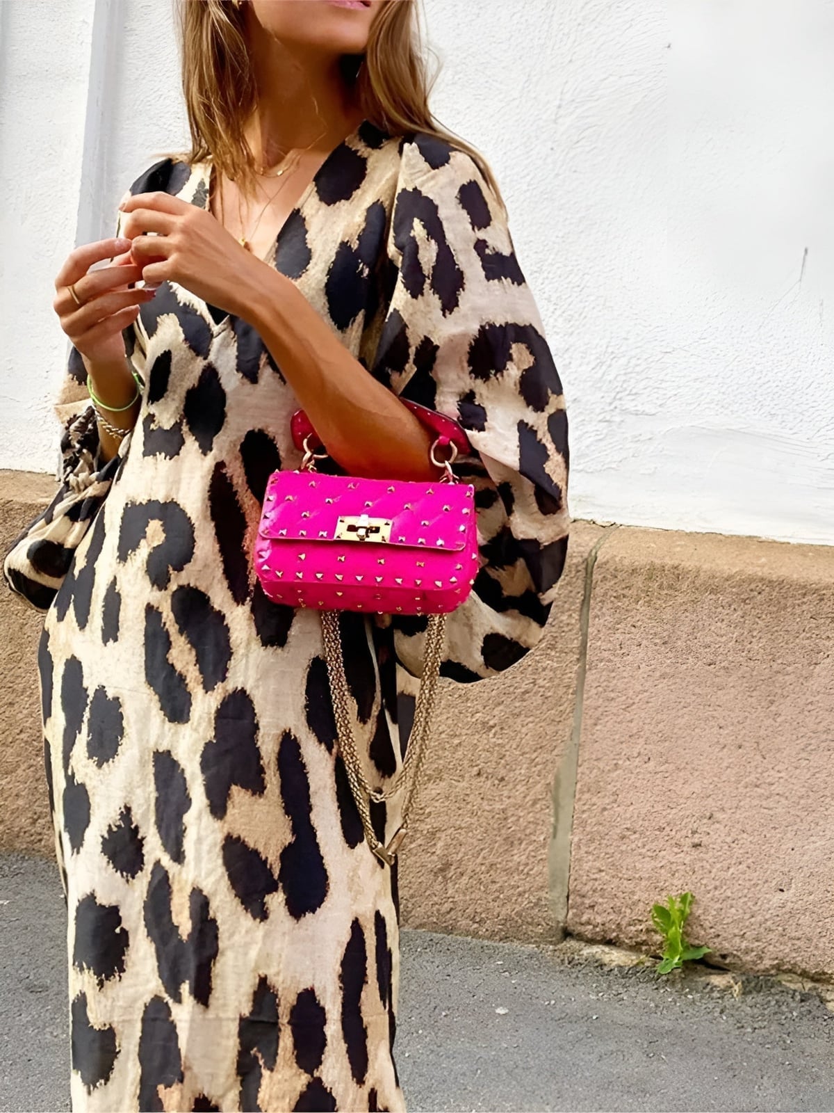 Leopard Dress With Voluminous Sleeves And Pink Handbag Detail Leopard Dress With Voluminous Sleeves And Pink Handbag Detail — Classy Leopard Outfits
