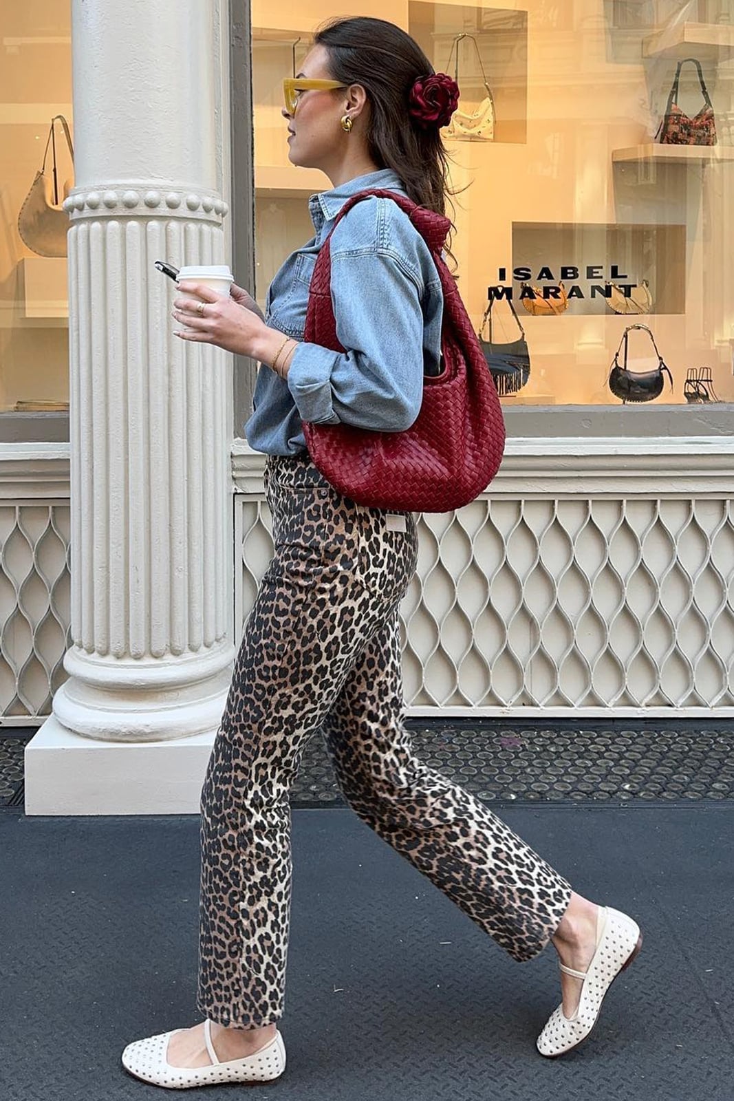 Leopard Trousers With Denim Shirt And Red Bag Leopard Trousers With Denim Shirt And Red Bag — Classy Leopard Outfits