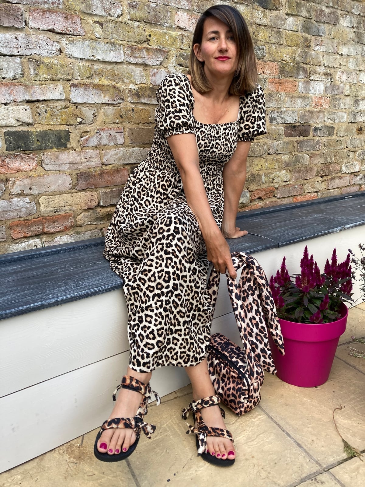 Leopard Midi Dress With Puff Sleeves And Flat Sandals Leopard Midi Dress With Puff Sleeves And Flat Sandals — Classy Leopard Outfits