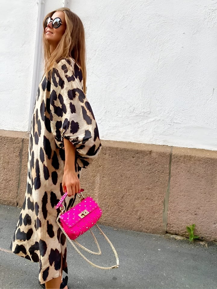 Oversized Leopard Dress With Voluminous Sleeves And Pink Bag Oversized Leopard Dress With Voluminous Sleeves And Pink Bag — Classy Leopard Outfits