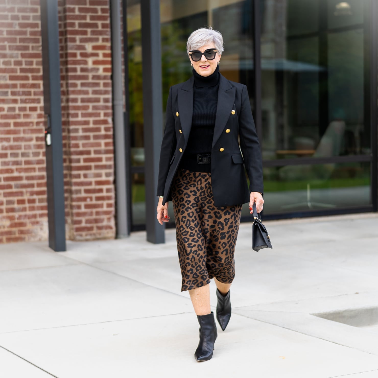 Leopard Midi Skirt With Black Turtleneck And Blazer Leopard Midi Skirt With Black Turtleneck And Blazer — Classy Leopard Outfits