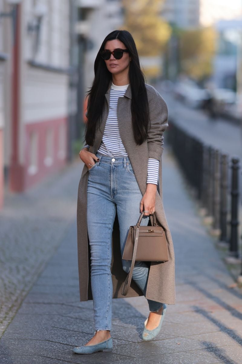 Long Gray Coat Over Light Blue Skinny Jeans and Striped Top Long Gray Coat Over Light Blue Skinny Jeans and Striped Top — Classy Light Blue Jeans Outfits