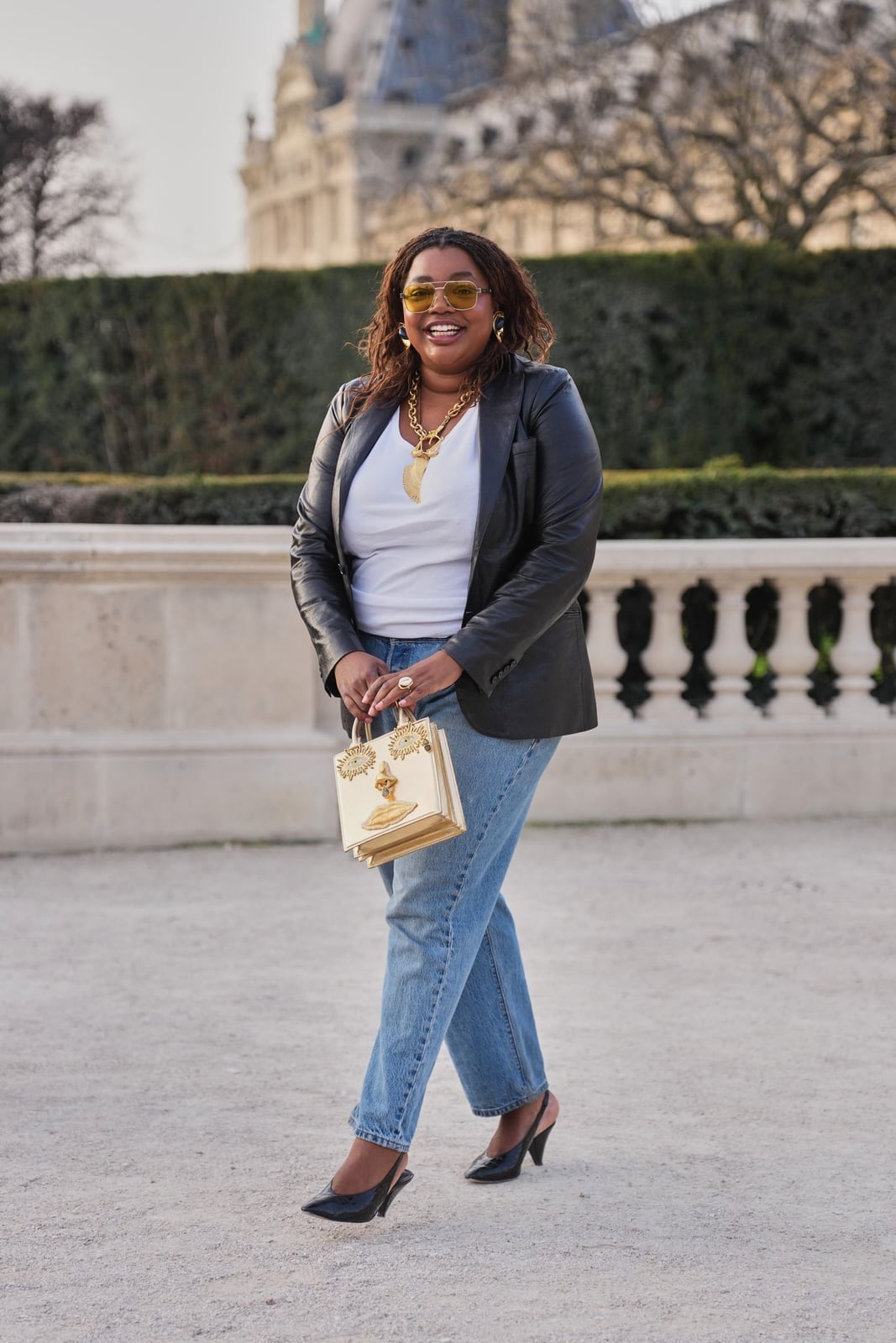Navy Blazer with Gold Buttons and Light Blue Straight Leg Jeans Navy Blazer with Gold Buttons and Light Blue Straight Leg Jeans — Classy Light Blue Jeans Outfits