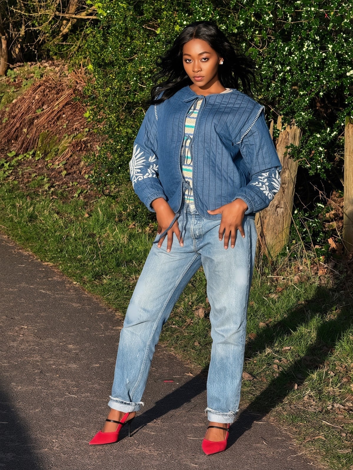 Unique Denim Jacket and Red Heels with Light Blue Jeans Unique Denim Jacket and Red Heels with Light Blue Jeans — Classy Light Blue Jeans Outfits