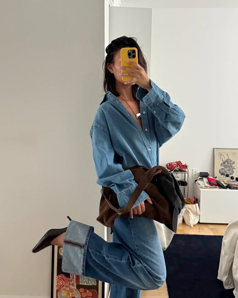 Oversized Denim Shirt and Cuffed Wide Leg Jeans Oversized Denim Shirt and Cuffed Wide Leg Jeans — Classy Light Blue Jeans Outfits