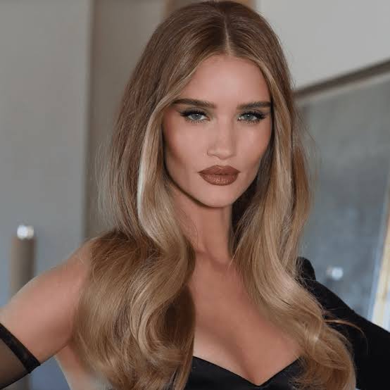 Collarbone Lob With Soft Layers And Curtain Bangs Collarbone Lob With Soft Layers And Curtain Bangs — Classy Light Brown Hair with Blonde