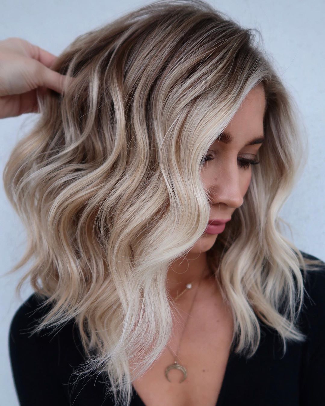 Chin Length Lob With Blonde Highlights Chin Length Lob With Blonde Highlights — Classy Light Brown Hair with Blonde