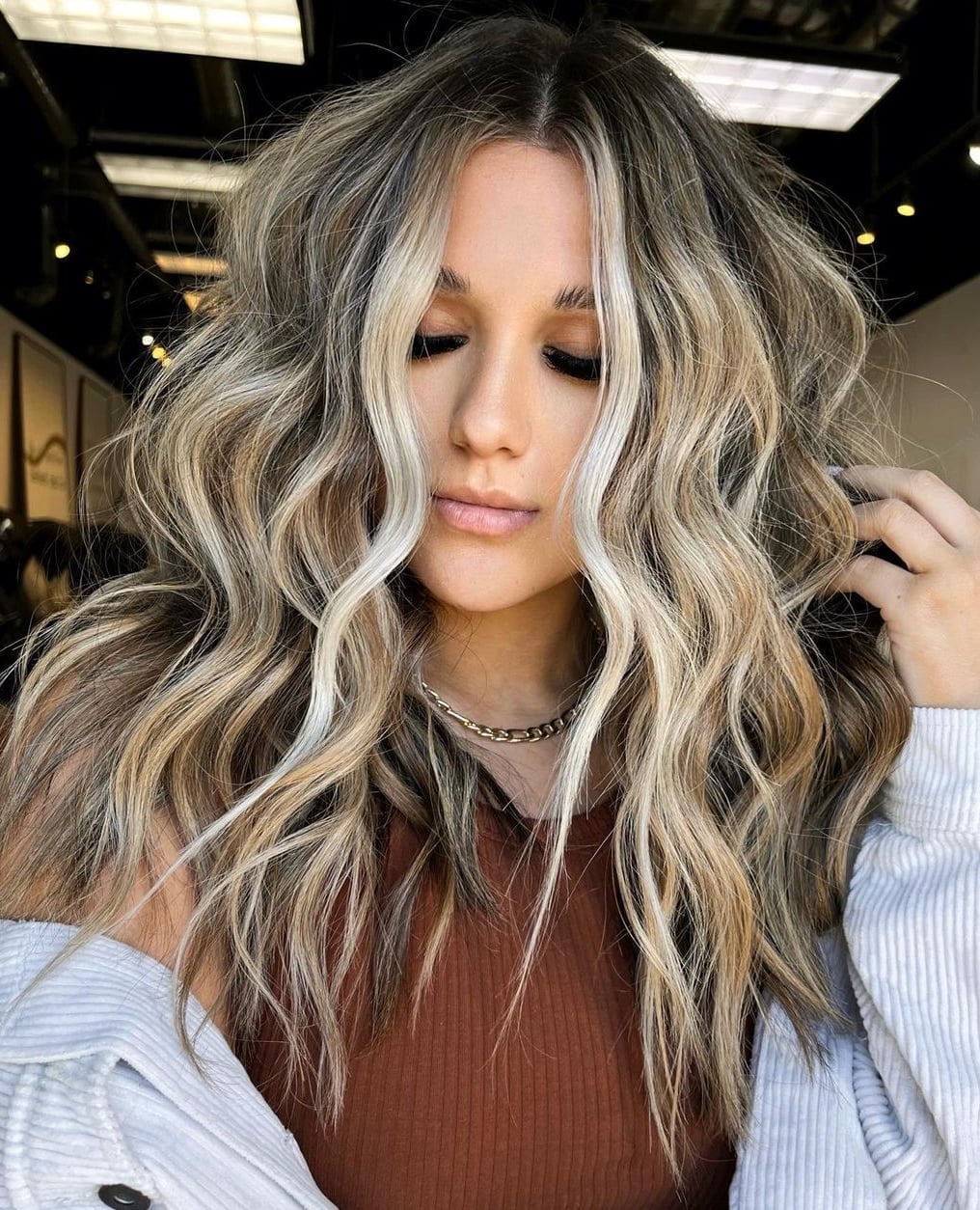 Mid-Back Wavy Blowout With Bright Blonde Money Piece Mid-Back Wavy Blowout With Bright Blonde Money Piece — Classy Light Brown Hair with Blonde