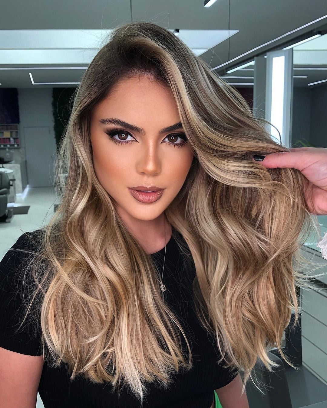 Collarbone Length With Side Part And Blonde Highlights Collarbone Length With Side Part And Blonde Highlights — Classy Light Brown Hair with Blonde