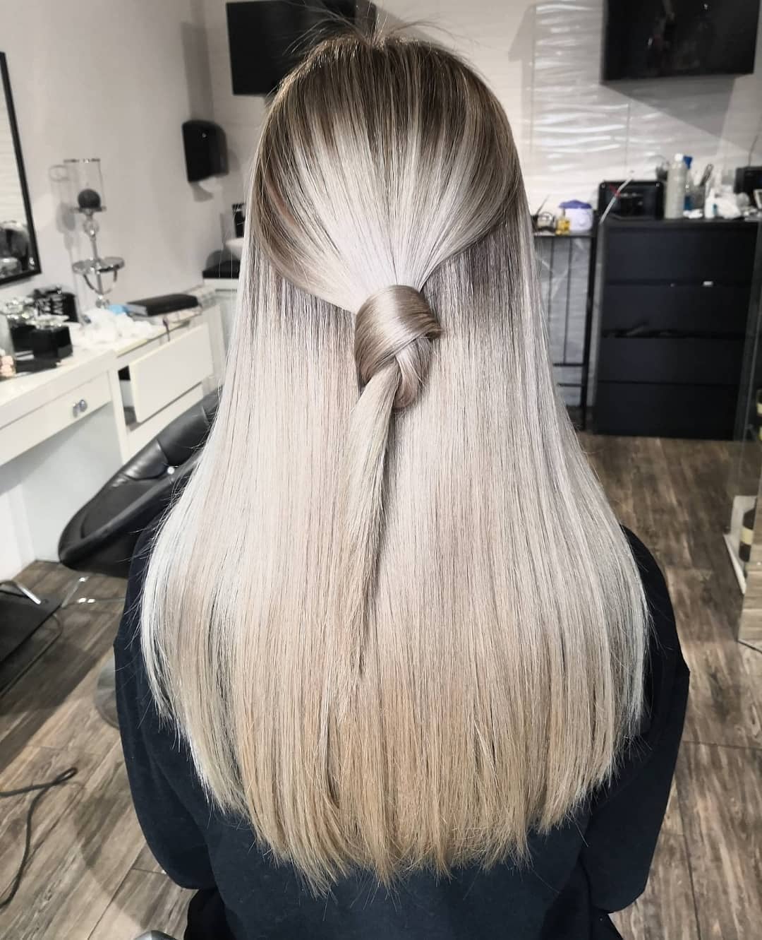 Mid-Back Ash Blonde With Dimensional Highlights and Long Layers Mid-Back Ash Blonde With Dimensional Highlights and Long Layers — Classy Lowlights for Blondes
