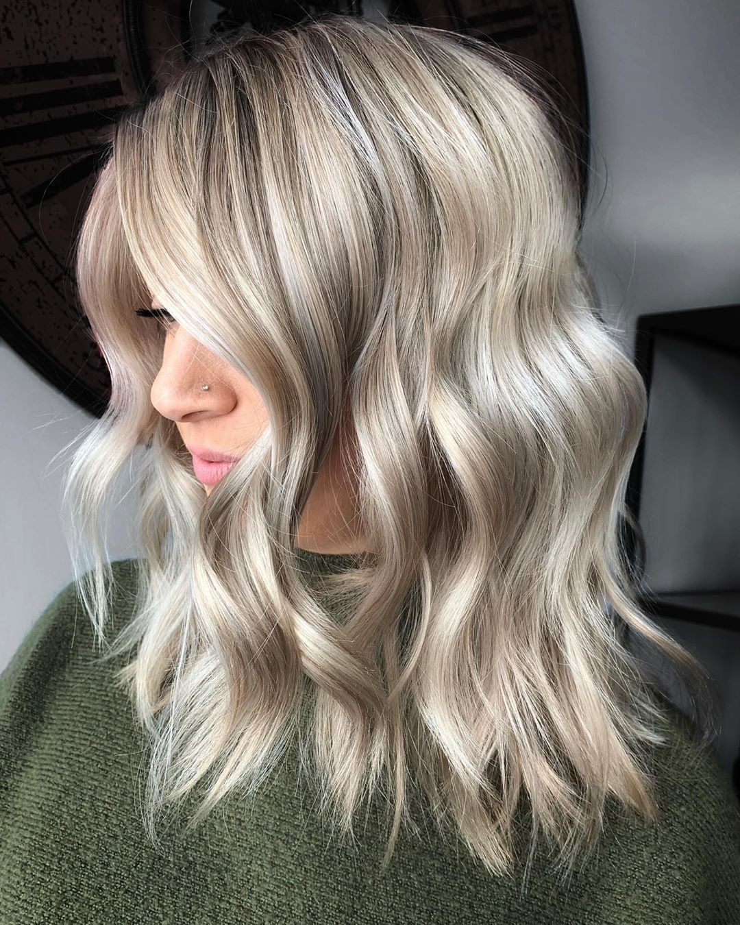 Collarbone Ash Blonde Lob With Lowlights and Face-Framing Bangs Collarbone Ash Blonde Lob With Lowlights and Face-Framing Bangs — Classy Lowlights for Blondes