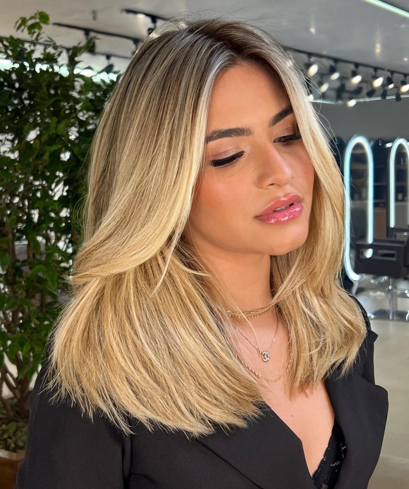 Collarbone Layers With Blonde Highlights And Root Shadow — Classy Medium Length Haircuts