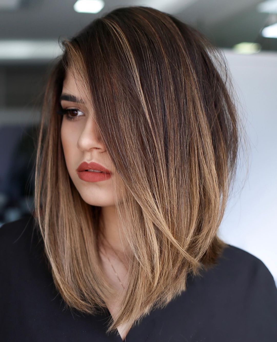 Brown Collarbone Lob With Balayage Brown Collarbone Lob With Balayage — Classy Mid Length Haircuts