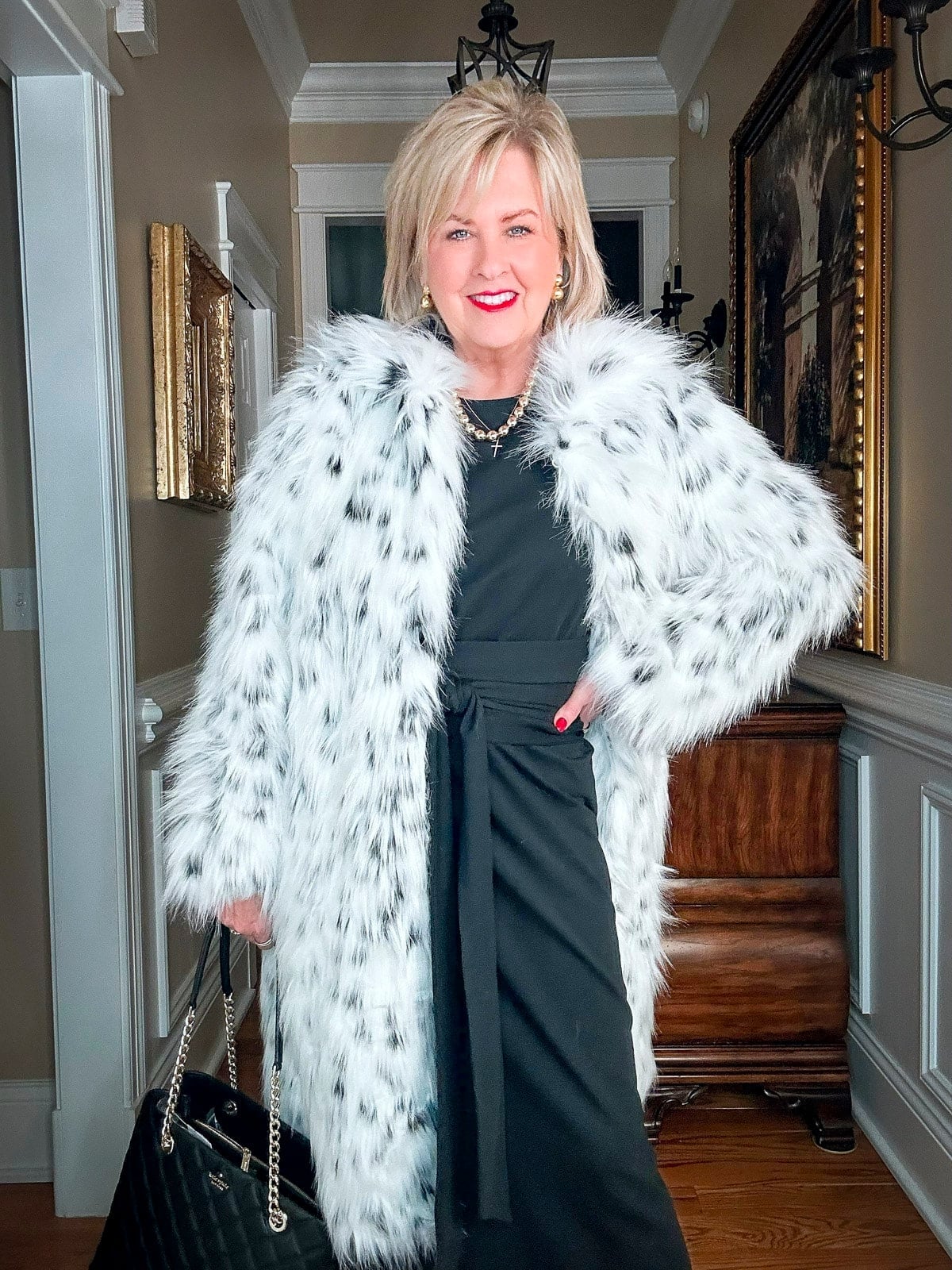 Fitted Black Dress Under White Faux Fur Coat with Gold Jewelry Fitted Black Dress Under White Faux Fur Coat with Gold Jewelry — Classy Mob Wife Outfits