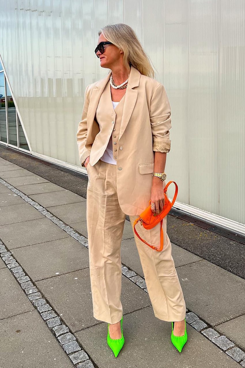 Beige Oversized Suit with White Vest and Neon Green Heels Beige Oversized Suit with White Vest and Neon Green Heels — Classy Mujer Outfits