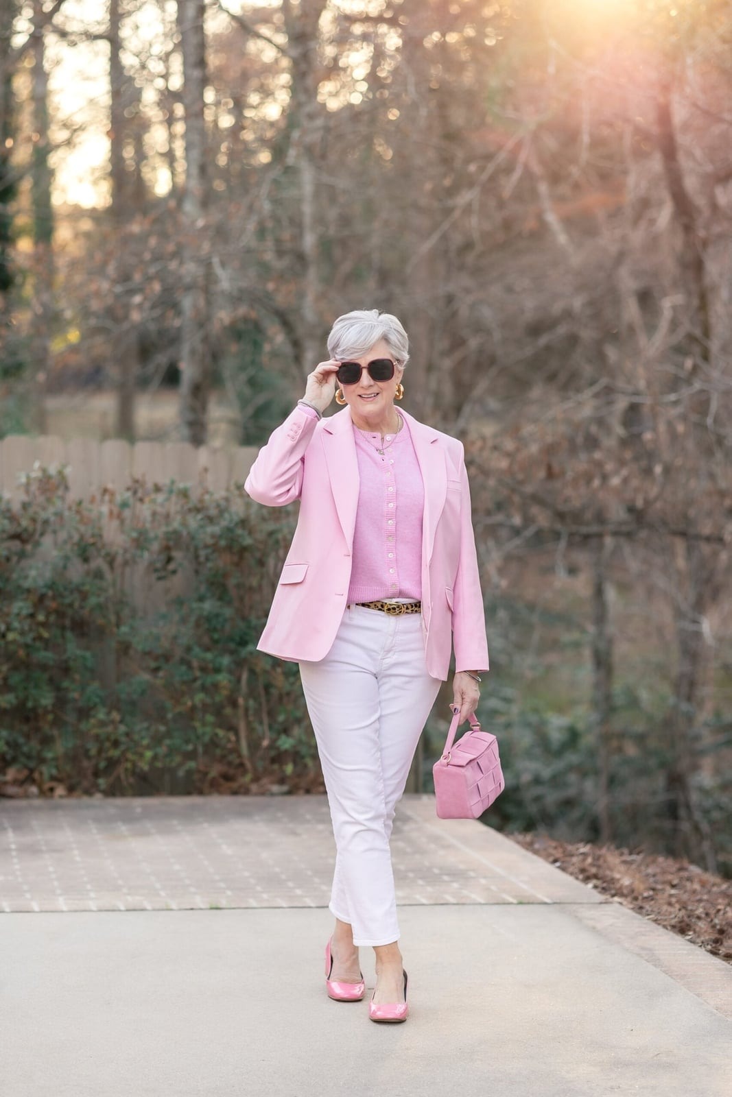Pink Blazer Over Pink Shirt with White Trousers Pink Blazer Over Pink Shirt with White Trousers — Classy Mujer Outfits