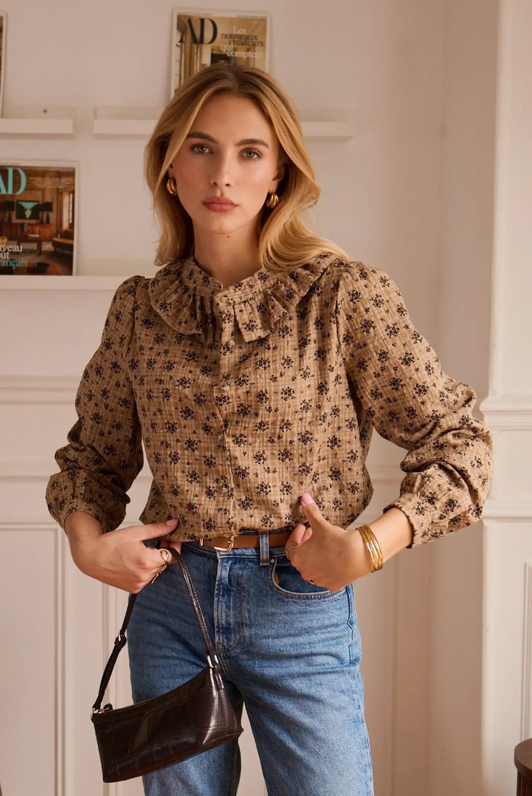 Printed Blouse with Ruffled Collar and Blue Straight-Leg Jeans Printed Blouse with Ruffled Collar and Blue Straight-Leg Jeans — Classy Mujer Outfits