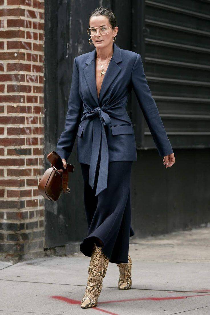 Navy Knotted Blazer with Wide-Leg Pants and Snakeskin Boots Navy Knotted Blazer with Wide-Leg Pants and Snakeskin Boots — Classy Mujer Outfits