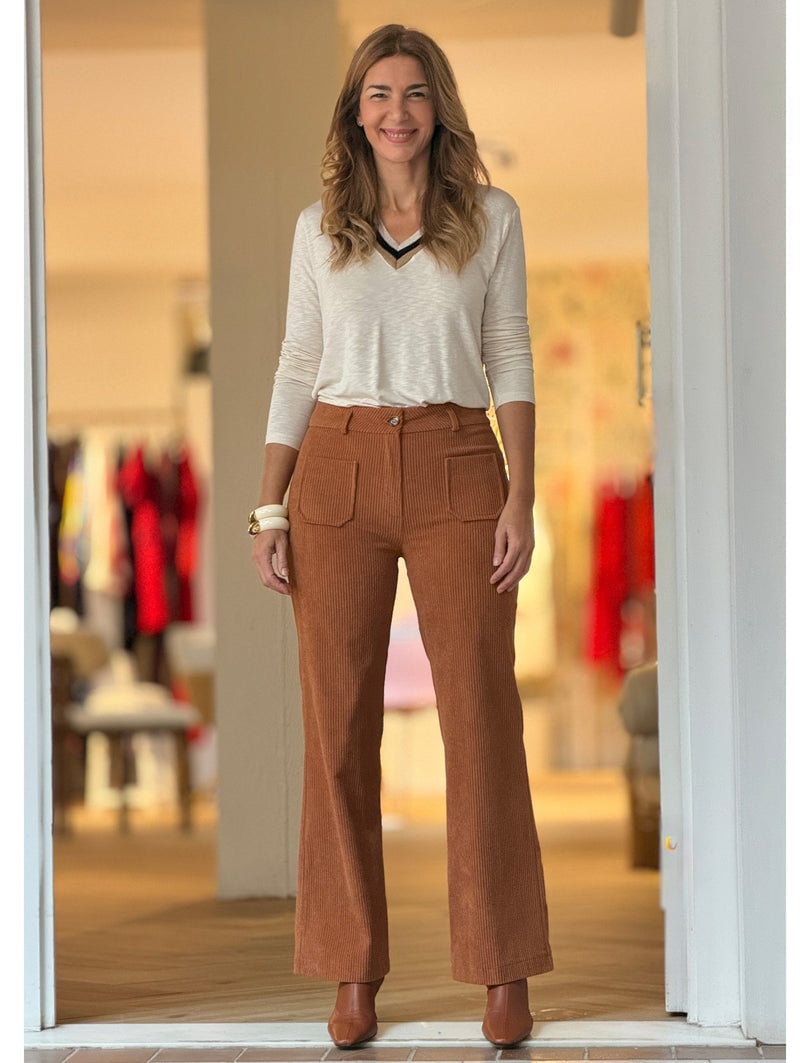 Tan Corduroy Wide-Leg Pants with Striped V-Neck Top Tan Corduroy Wide-Leg Pants with Striped V-Neck Top — Classy Mujer Outfits