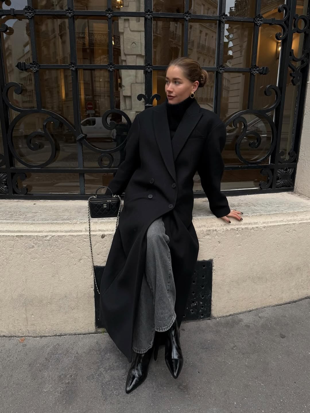 Long Black Coat Over Black Turtleneck with Gray Jeans Long Black Coat Over Black Turtleneck with Gray Jeans — Classy Mujer Outfits