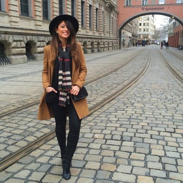 Camel Long Coat with Black Top and Skinny Pants Camel Long Coat with Black Top and Skinny Pants — Classy Mujer Outfits