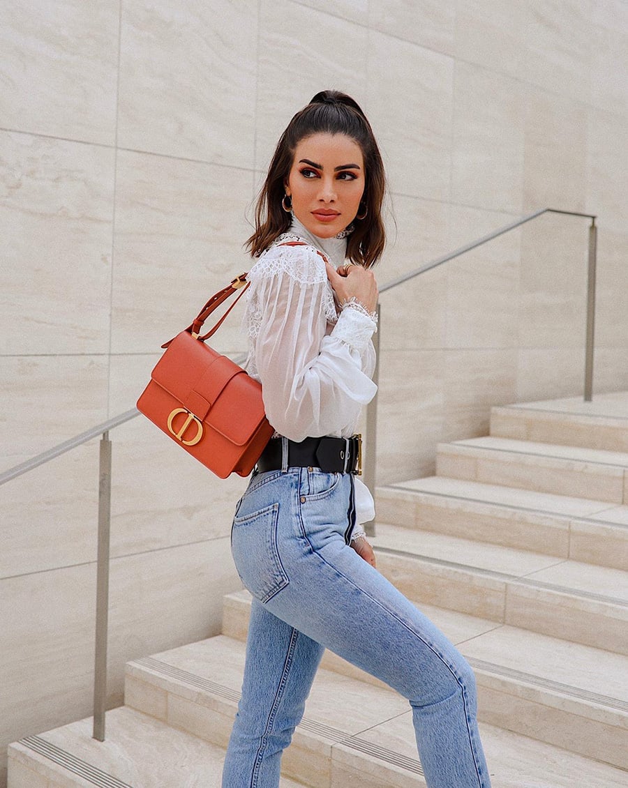Light Wash Straight Leg Jeans with Lace-Trimmed Mock Neck Top Light Wash Straight Leg Jeans with Lace-Trimmed Mock Neck Top — Classy Mujer Outfits