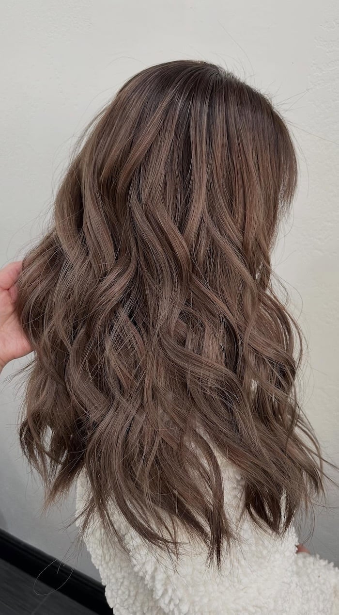 Collarbone Mushroom Brown With Cool-Toned Highlights Collarbone Mushroom Brown With Cool-Toned Highlights — Classy Mushroom Brown Hair