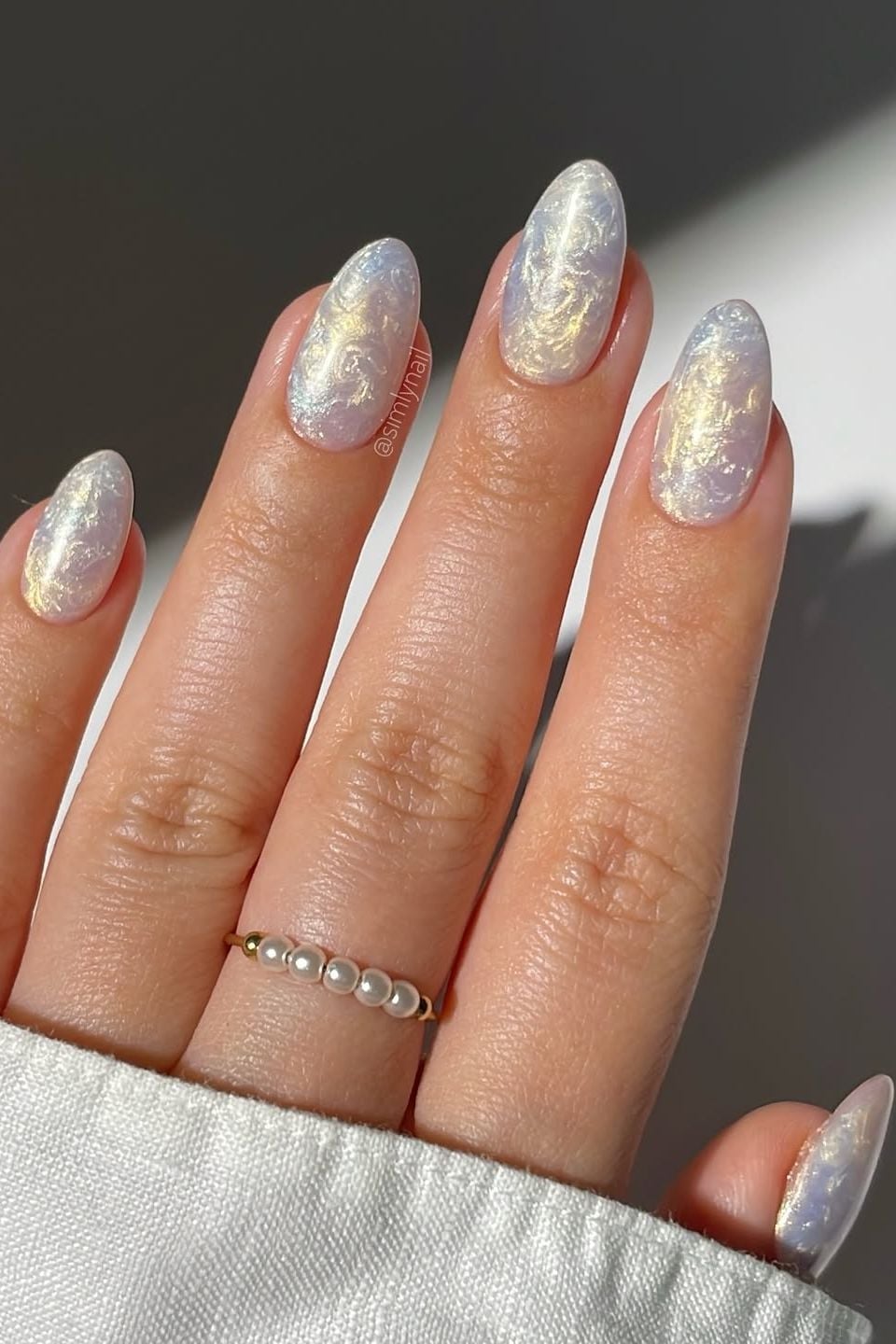 Opalescent White Pearlescent Short Ovals Opalescent White Pearlescent Short Ovals — Classy Nail Extensions